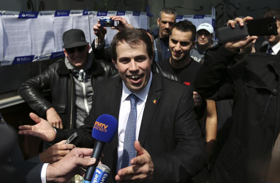 El Miembro del Parlamento belga Laurent Louis habla delante de una sala de congresos cerrada en Bruselas el 4 de mayo de 2014. Las autoridades locales prohibieron lo que llamaron "un congreso anti-semita", que fue co-organizado por Louis, informaron los medios locales. Francois Lenoir / Reuters
