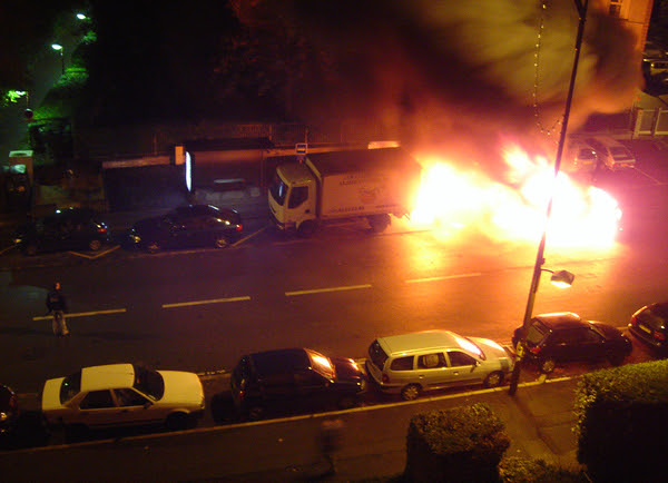 Los políticos franceses temen disturbios masivos en las "zonas prohibidas", propensas a la violencia, de los suburbios que rodean a las grandes ciudades. En esta foto, un automóvil arde en Sèvres, Francia, durante los disturbios de 2005. (Fuente: Wikimedia Commons)