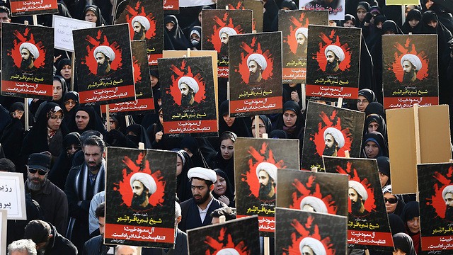 Manifestantes en Irán contra la ejecución del clérigo chiíta