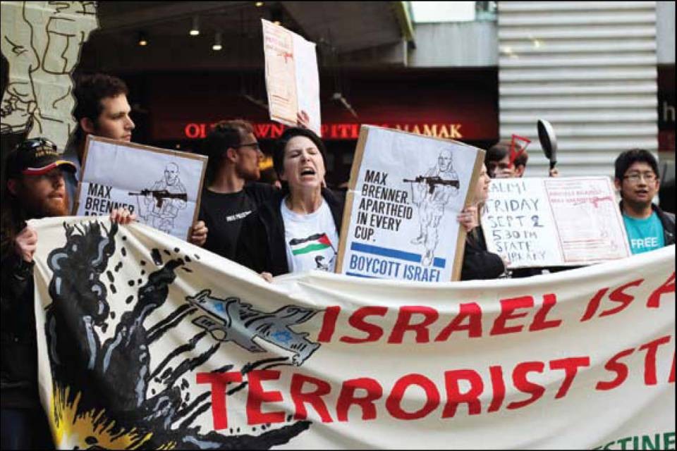 Manifestantes boicotean una filial de la chocolatería israelí Max Brenner en Melbourne, Australia, en el 2012. Turbas del BDS asaltaron a la policía local, dando lugar a detenciones de manifestantes siendo repudiados por los líderes judíos australianos. (Lochlan Tangas)