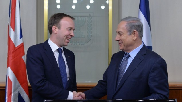 El primer ministro Benjamin Netanyahu se reúne con el Ministro de Gabinete británico, Matthew Hancock, en Jerusalén el 17 de febrero de 2016. (Kobi Gedeón/GPO)