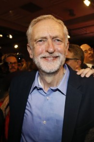 Jeremy Corbyn sonríe mientras abandona el escenario después de ser anunciado como el nuevo líder del Partido Laborista de la oposición del RU durante la Conferencia de Líderes del Partido Laborista en Londres, el sábado 12 de septiembre de 2015. (AP/Kirsty Wigglesworth)