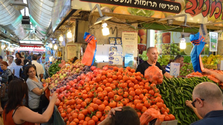 Una visita al mercado de Mahane Yehuda, en Jerusalén, es un festín para los sentidos. Foto de Daniel Santacruz.