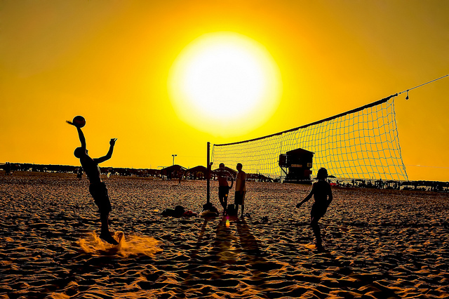 Voleibol en una playa de Herzliya al atardecer. Foto de Ohr Mani.