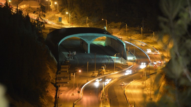 El eco-puente de la Ruta 1 por la noche. Cuando la nueva carretera se complete, los carriles que se ven a la derecha pasarán bajo el puente. Foto cortesía de Netivei Israel.