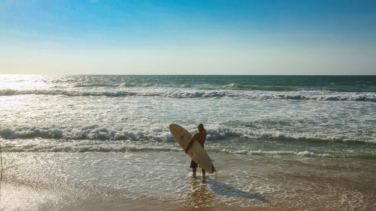 Un surfero contempla las olas. Foto de Flash90.