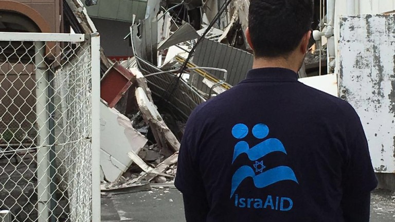 “La devastación no puede describirse con palabras”, dijo Yotam Polizer, director para Asia de IsraAID. Foto vía IsraAID.
