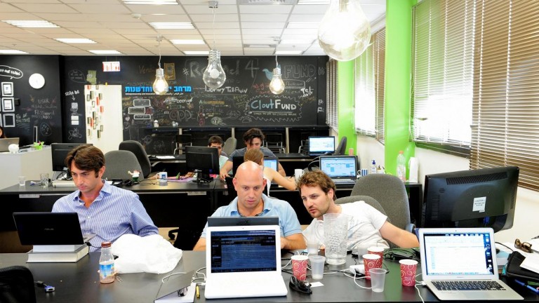 La biblioteca municipal ha cedido un espacio a empresarios de alta tecnología. Foto cortesía.