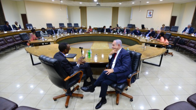 Prime Minister Benjamin Netanyahu meets with President of Rwanda Paul Kagame, at Kigali, Rwanda, on July 6, 2016. (Kobi Gideon/GPO)
