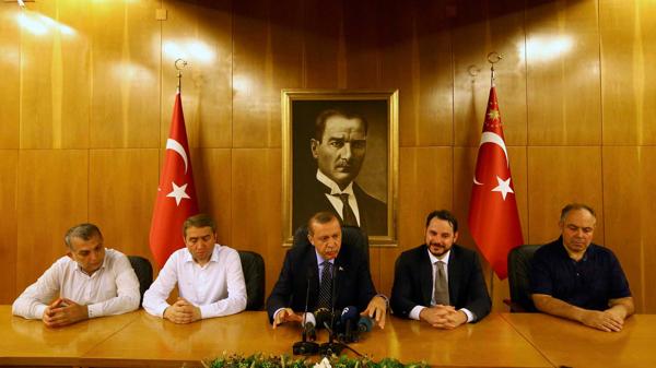 Erdogan ofrece una conferencia de prensa la noche del intento del golpe. La imagen de Mustafá Ataturk a sus espaldas contrasta la actualidad de Turquía (Reuters)