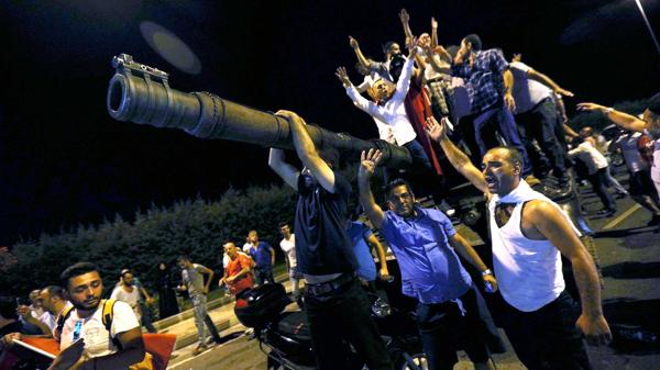 La noche del intento de golpe, Erdogan pidió a la gente que saliera a las calles para retomar el poder. Lo consiguió y un manto de sangre inundó Turquía (Reuters)