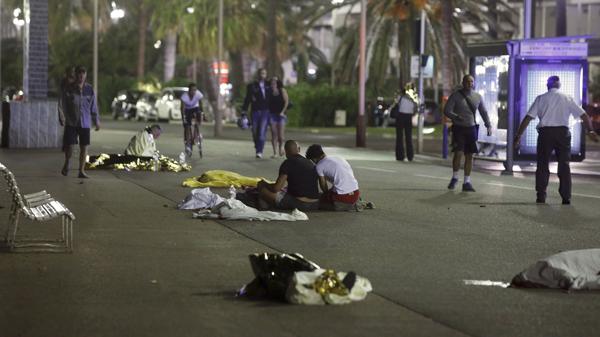 Un terrorista a bordo de camión dejó 84 muertos en la costanera de Niza (Reuters)