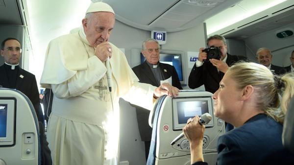 A su regreso de Polonia, el papa Francisco dijo que “el terrorismo crece cuando no hay otra opción” (EFE)