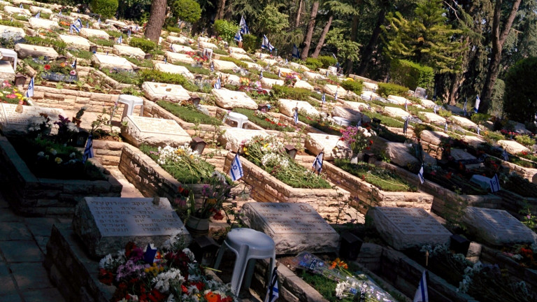 Tumbas en el cementerio militar del Monte Herzl. Foto de Abigail Klein Leichman.