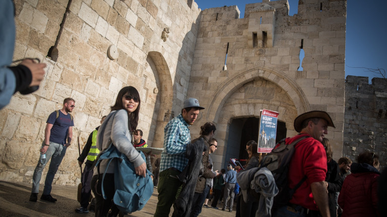 Turistas a la entrada de la Puerta de Jaffa, uno de los varios puntos de acceso a la Ciudad Vieja. Foto de Hadas Parush/FLASH90.