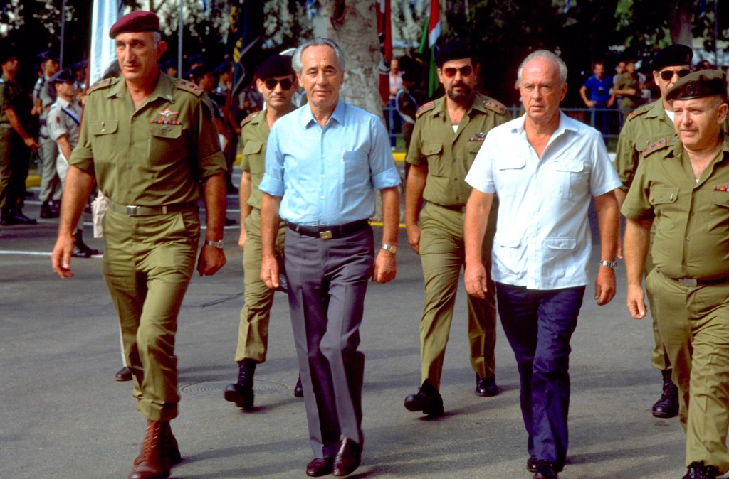 Shimon Peres camina junto con el ministro de Defensa Yitzhak Rabin en 1985 (