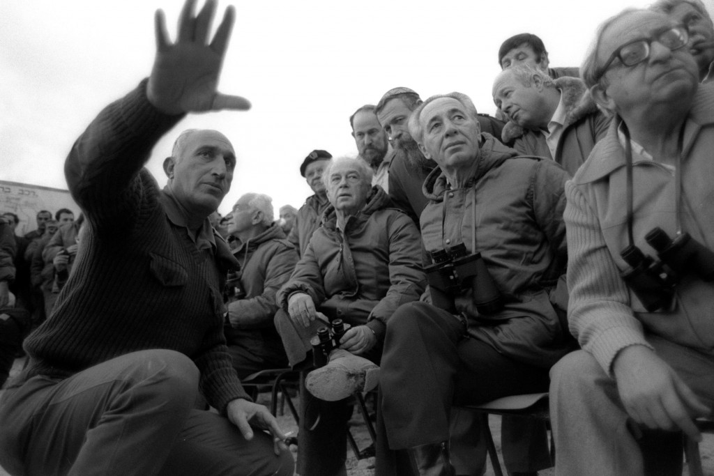 El vice presidente Yitzhak Navon, el Primer Ministro Shimon Peres, el Ministro de Defensa Yitzhak Rabin escuchan al jede de gabinete del Ejercito Moshe Levy en 1985