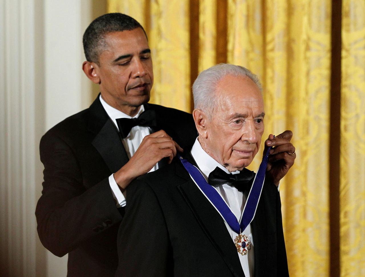 Barack Obama otorga la Medalla Presidencial de la Libertad a Shimon Peres, 13 de junio de 2012