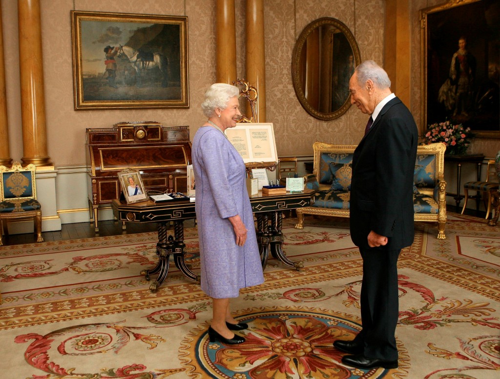 La Reina Isabel recibiendo el presidente de Israel Shimon Peres en Buckingham Palace en 2008