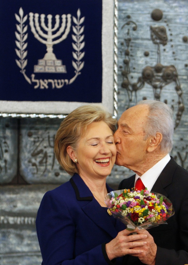 Shimon Peres con el entonces Secretario de Estado, Hillary Clinton, en un encuentro en Jerusalèn en 2009