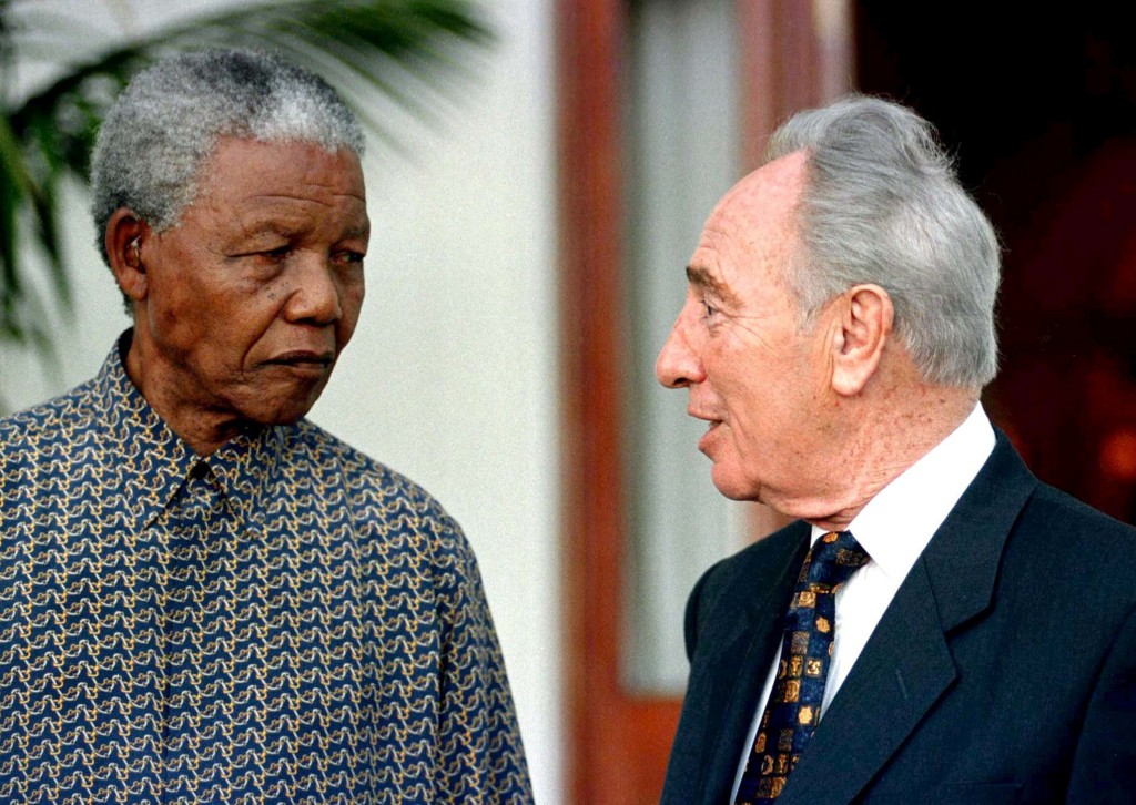 El presidente sudafricano Nelson Mandela y Shimon Peres en un encuentro en Cape Town, el 20 octubre de 1996