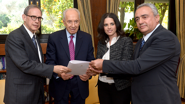 Peres with Shaked, both center (Photo: Haim Tzah, GPO)