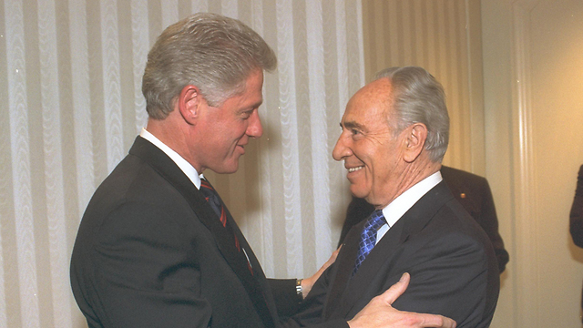 Former US President Bill Clinton with Shimon Peres (Photo: Saar Yaakov/GPO) (Photo: Saar Yaakov, GPO)