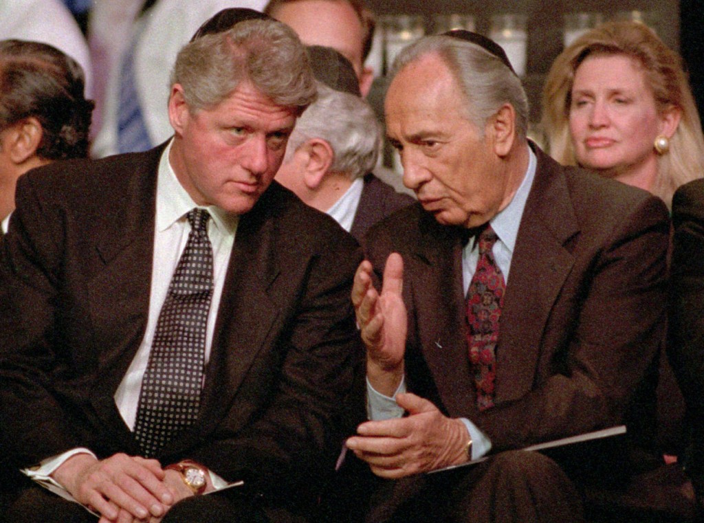El presidente de EEUU Bill Clinton escucha el entonces Ministro de Exteriores israelí en un acto de la comunidad judía en Nueva York, en 1995