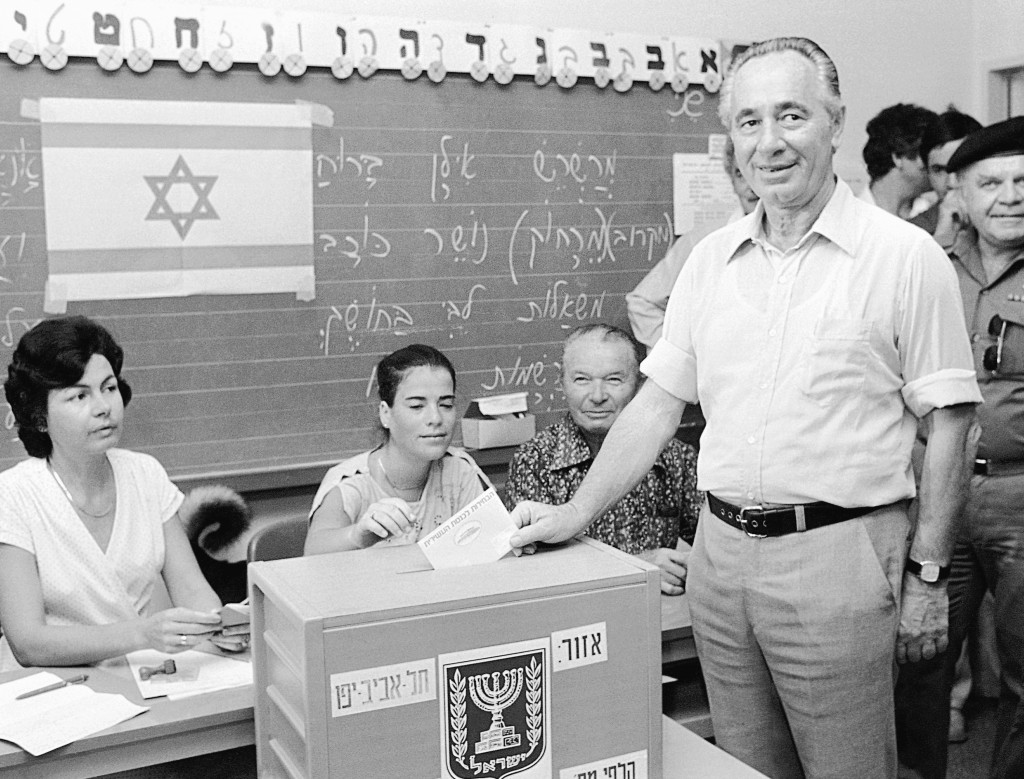 El entonces líder del Partido Laborista israelí, Shimon Peres, votando las elecciones generales de 1981