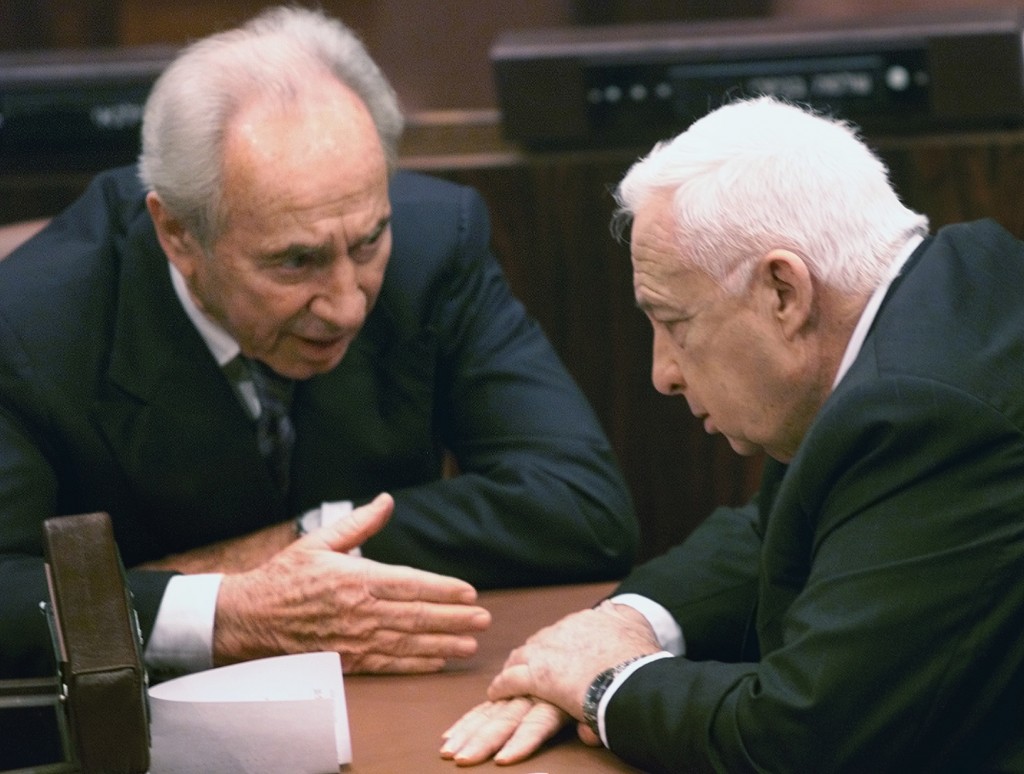 El entonces ministro de Exteriores Shimon Peres en una discusión con el entonces Primer Ministro israelí Ariel Sharon, en la Knesset, el parlamento de Israel, en 2001
