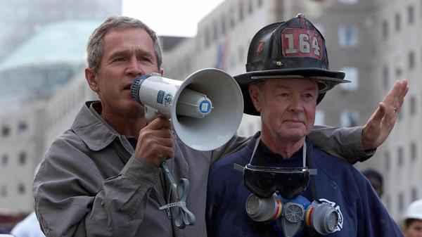 El ex presidente norteamericano George W. Bush, días después del atentado terrorista contra el World Trade Center (AFP)