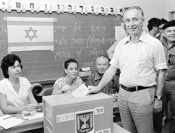El entonces líder del Partido Laburista israelí, Shimon Peres, votando las elecciones generales de 1981 (AP)