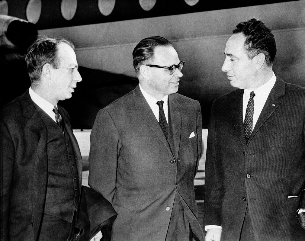 Peres (derecha), entonces vice ministro de defensa, junto con Col Hiram (centro) y E Euron, de la embajada israelí, en Londres en 1964