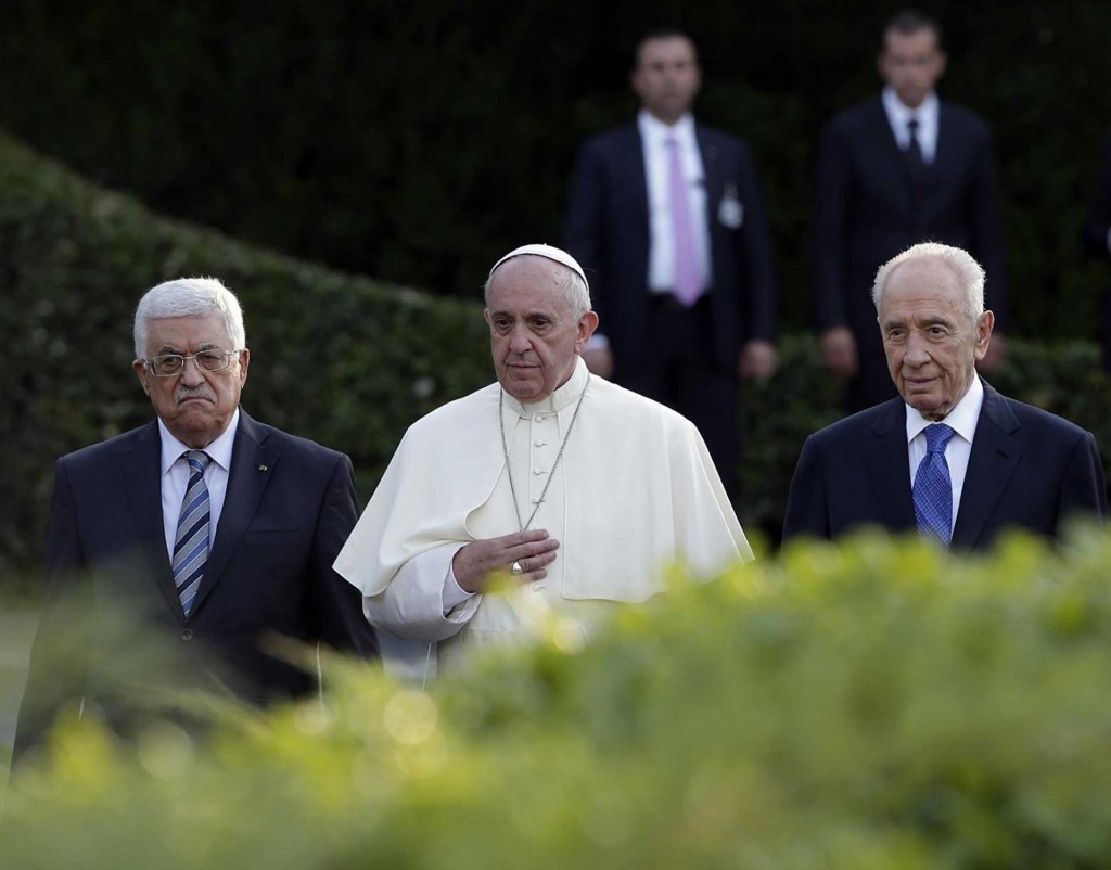 Los presidentes de Israel, Shimon Peres, el de Palestina Mahmoud Abbasjuntos con el Papa Francisco en 2014, en Roma