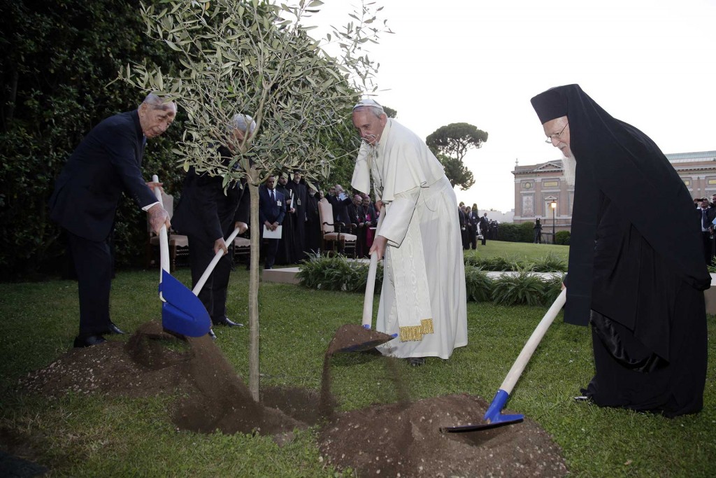 Los presidentes de Israel, Shimon Peres, el de Palestina Mahmoud Abbas, y el patriarca de Costantinopla plantan un árbol por la paz en la casa del Papa Francisco, Santa Marta, en junio de 2014