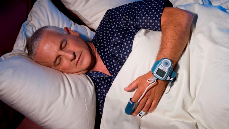 Los usuarios de WatchPAT pueden controlar la apnea del sueño desde su casa. Foto cortesía.