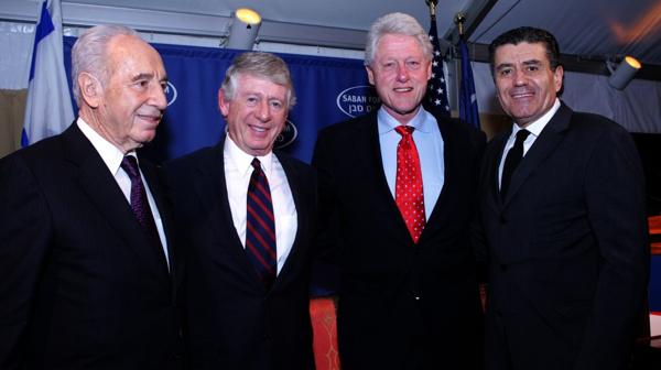 Shimon Peres, Ted Koppel, Bill Clinton y Haim Saban en Washington DC en el año 2006