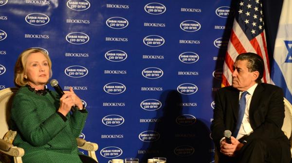 Hillary Clinton y Haim Saban en una conferencia de prensa