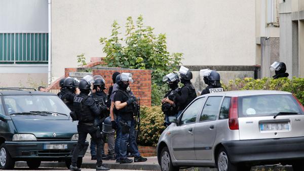 Operación de la policía francesa después de un ataque terrorista contra una iglesia del norte del país (AFP)