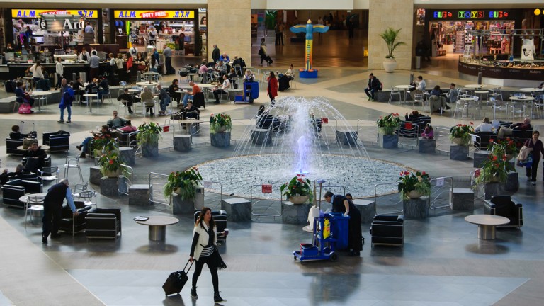 La fuente es la atracción central del Terminal 3 por su originalidad. Foto vía Shutterstock.com.