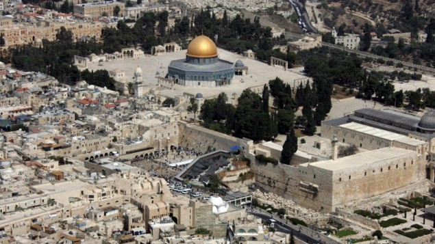 An aerial view of the Dome of the Rock, left, in the compound known to Muslims as al-Haram al-Sharif and to Jews as Temple Mount, in Jerusalem's old city, and the Western Wall, center, the holiest site for Jews, October 02, 2007. (AFP/JACK GUEZ)