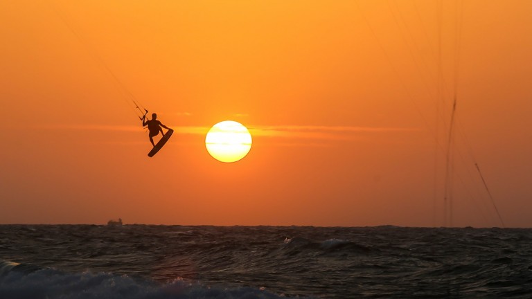 Practicantes de kitesurfing en la playa de Yamia, en Ashkelon, al atardecer. Foto de Edi Israel/FLASH90.