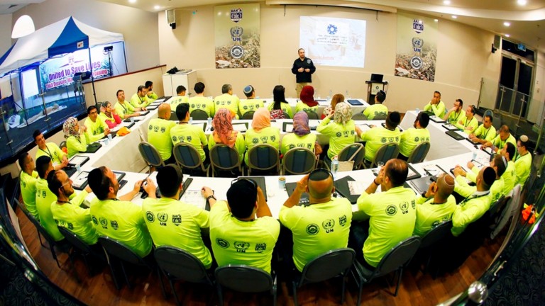  Voluntarios para la preparación para casos de desastre de ZAKA durante un curso. Foto de Joel Balinko. 
