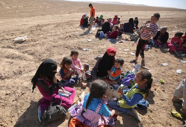 Iraquíes desplazados por la avanzada de ISIS (AFP)