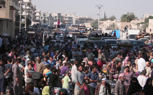 Cientos de personas celebran la expulsión de los terroristas sunitas de Manbij (Reuters)