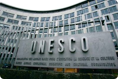 unesco_sign_and__building