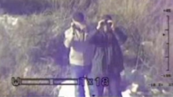 Las cámaras del Ejército captan a dos integrantes de Hezbollah espiando las posiciones de Israel en la frontera (FDI)