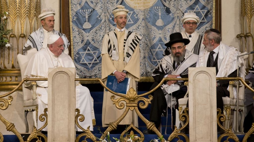 Pope Francis, flanked by Rabbi Riccardo Di Segni, right, during his first visit to a synagogue as pope on January 17, 2016. (AP Photo/Alessandra Tarantino)