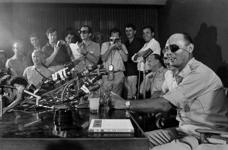 El 3 de junio de 1967, el general Moshe Dayan habla con los periodistas en su primer contacto con la prensa como ministro de Defensa israelí, poc antes del comienzo de la Guerra (AP)