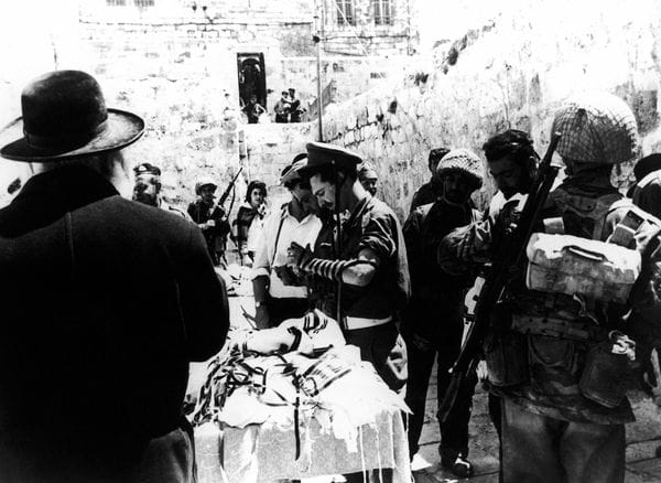 8 de junio de 1967. Judíos ortodoxos y soldados rezan ante el Muro de los Lamentos en Jerusalén, un día después de su captura de manos de los jordanos.  (AP)